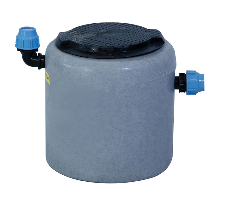 Leaf filter sump with self-cleaning filter basket